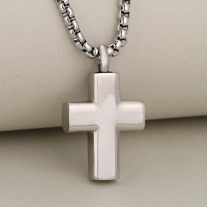 Gepolijste roestvrijstalen kruis gedenkhanger met een elegante box-ketting