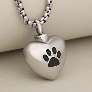Collana a cuore per ceneri animali in acciaio lucido con impronta di zampa nera