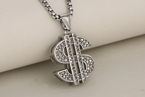 Detalle del colgante de dólar hip-hop plateado con circonitas cúbicas brillantes