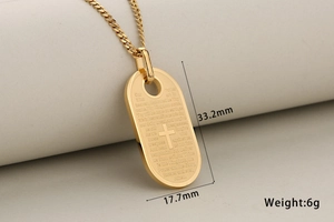 Macro-opname van een gouden militaire tag hanger met kruis en gegraveerd gebed