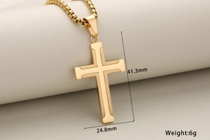 Dettaglio del ciondolo a croce dorata da 41,3mm con finiture opache e lucide in acciaio