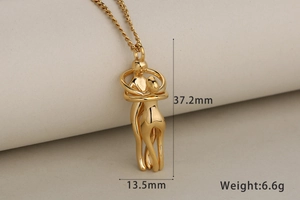 Detalle del colgante de abrazo dorado que muestra las dimensiones y peso exactos