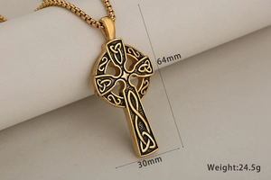 Vista detallada del colgante cruz celta vikinga en oro con 64mm de alto y 30mm de ancho