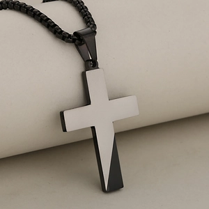 Zweifarbiger Kreuzanhänger aus Edelstahl in Silber und Schwarz mit schwarzer Kette