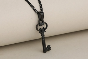 Primo piano del ciondolo a chiave vintage nero in acciaio inossidabile con finitura opaca