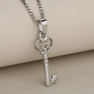 Ciondolo a chiave vintage in acciaio inossidabile con dettagli filigranati e catena argento