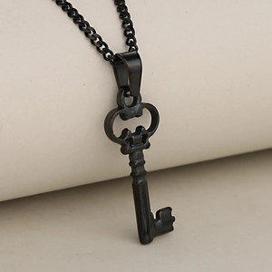 Collana con ciondolo chiave vuota retrò in acciaio inossidabile nero opaco su piedistallo