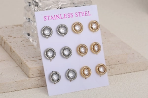Détail de 6 paires de boucles d'oreilles scintillantes en acier inoxydable et cristal