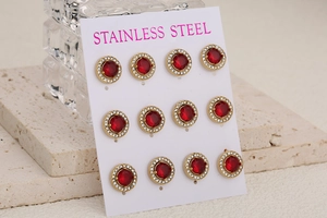 Détail de 6 paires de boucles d'oreilles en acier inoxydable doré avec cristaux rouges