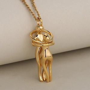 Collar dorado con colgante de pareja abrazada y cadena de cuerda trenzada
