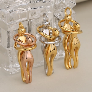 Colgante artístico de pareja en oro plata y oro rosa con acabados pulidos brillantes