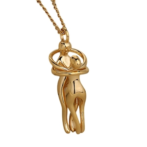 Collar de acero inoxidable dorado pulido con colgante de abrazo artístico en cadena de cuerda