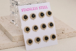 Détail de 6 paires de boucles d'oreilles en acier doré avec pierre noire et cristaux
