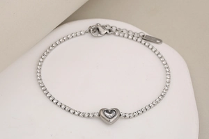 Primer plano de pulsera tenis de cristal corazón con cierre de langosta en acero inoxidable