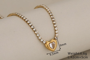Vue détaillée du collier à cœur doré mesurant 9mm x 9,5mm sur une chaîne tennis