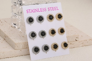Vue détaillée de six paires de boucles d'oreilles rondes en acier inoxydable noir et or