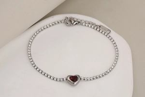 Foto macro de pulsera tenis de acero inoxidable con cristal de corazón rojo y cierre