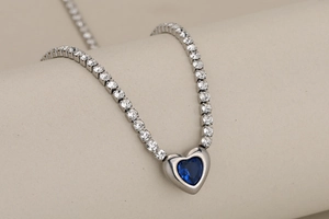 Vue détaillée du collier tennis en argent avec un pendentif en cristal bleu en forme de cœur