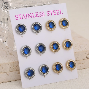 Ensemble de douze boucles d'oreilles rondes en acier inoxydable et pierres bleues.