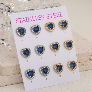 Set di 6 paia di orecchini a cuore in acciaio con pietre blu e piccoli cristalli