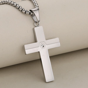 Collana con pendente a croce in acciaio inossidabile lucido da uomo con piccolo zircone