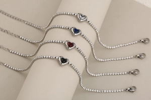 Vista detallada de pulseras tenis de corazón en blanco, azul, rojo y negro con cristales