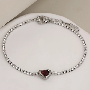 Elegante pulsera tipo tenis de acero inoxidable con un vibrante cristal rojo de corazón