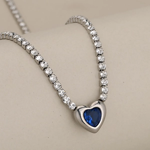 Collier de tennis élégant avec cristaux brillants et un pendentif coeur bleu