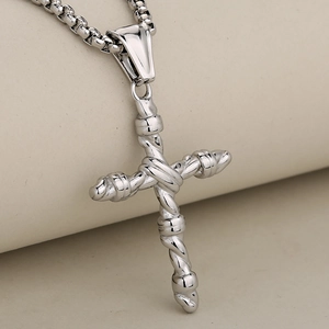 Collana con ciondolo a croce in acciaio inossidabile argento con design a corda intrecciata