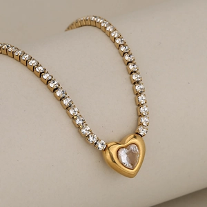 Collier pendentif cœur doré luxueux avec chaîne tennis en cristaux scintillants