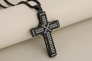 Detail van de zwarte kruishanger met fonkelende kristallen en hiphop-stijl metalen ketting