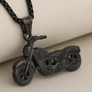 Pendentif moto vintage en acier inoxydable noir avec détails de crâne et d'ailes gothiques