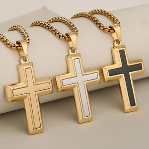 Tre collane con croce in acciaio inossidabile oro, argento e nero su espositore