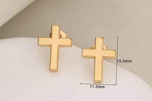 Detailansicht goldene Kreuzohrstecker mit Maßen von 15,5 mm Höhe und 11,2 mm Breite im Fokus