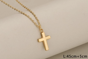 Detail der minimalistischen Gold-Kreuzkette mit O-Kette und 45cm+5cm Verlängerung