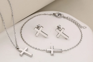 Poliertes Edelstahl Kreuz Schmuckset inklusive Halskette, Armband und Ohrsteckern