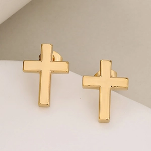 Polierte goldene Kreuz-Ohrstecker aus Edelstahl auf minimalistischem Display
