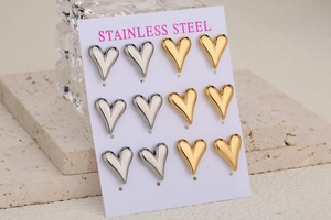 Détail de l'ensemble de 12 boucles d'oreilles cœur en acier inoxydable or et argent