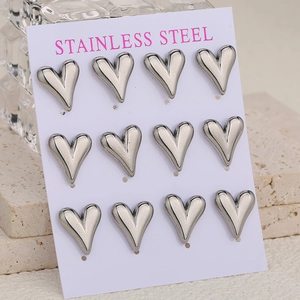 Lot de 12 boucles d'oreilles cœur minimalistes en acier inoxydable sur carte de vente