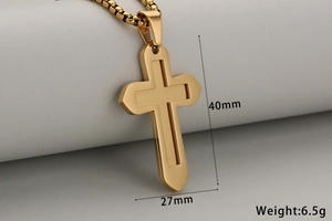 Detailansicht des goldenen zweischichtigen Kreuzanhängers mit Maßen 40mm Höhe und 27mm Breite