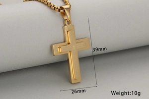 Macro-opname van de gouden roestvrijstalen dubbele kruishanger met maten 39mm bij 26mm