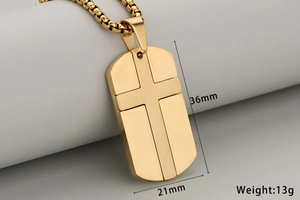 Makroaufnahme von Goldkreuz-Militäranhänger mit Größenangaben 36mm mal 21mm