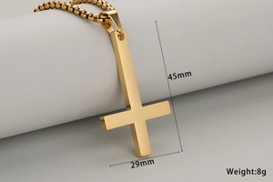 Detailweergave van gouden omgekeerde kruisketting met afmetingen van 45 mm bij 29 mm groot