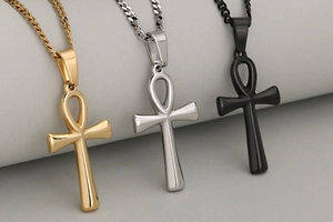 Detalle de los colgantes cruz Ankh en oro, plata y acero inoxidable negro mate