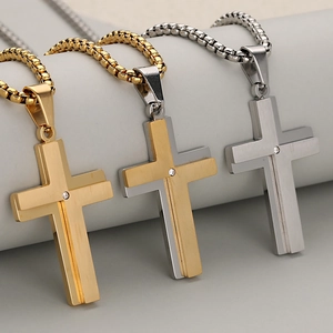 Tres collares de cruz de doble capa en acero inoxidable con centros de diamantes