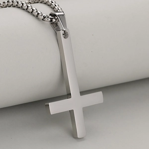 Gepolijste roestvrijstalen omgekeerde kruis hanger ketting voor heren met box ketting