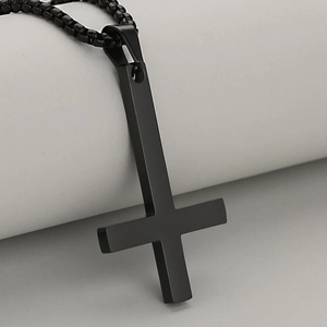 Minimalistische zwarte omgekeerde kruis hanger voor heren van mat roestvrij staal