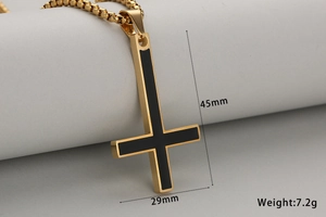 Dettaglio del ciondolo a croce rovesciata con dimensioni di 45 mm di altezza e 29 mm di larghezza
