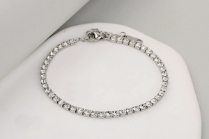 Detaillierte Makroansicht eines 3mm Edelstahl-Tennisarmbands mit funkelnden Zirkonia-Steinen
