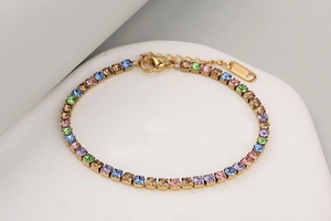 Details des bunten Kristall-Tennisarmbands aus Gold-Edelstahl mit verstellbarem Verschluss